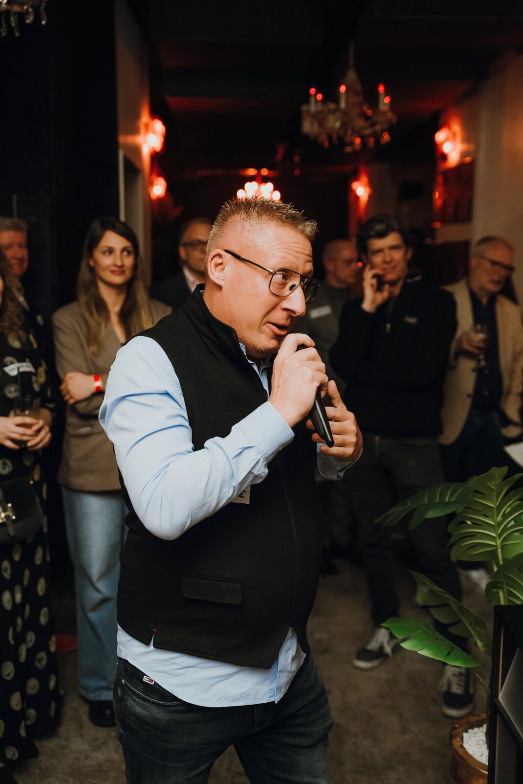Michael Crepaz auf der Bühne vor großem Publikum